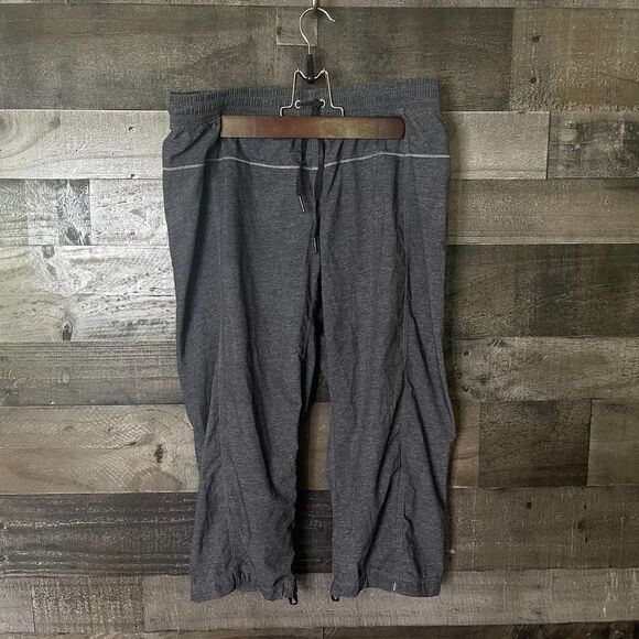 Lululemon Crop 6  - Picture 1 of 4